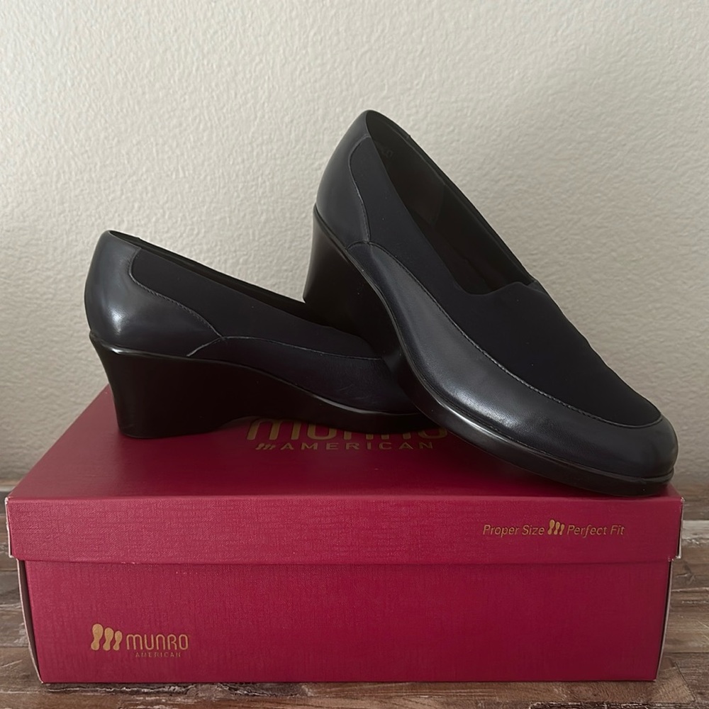 Munro Shoes Navy Stretch “Kayla” Wmns size 8.5 Wide